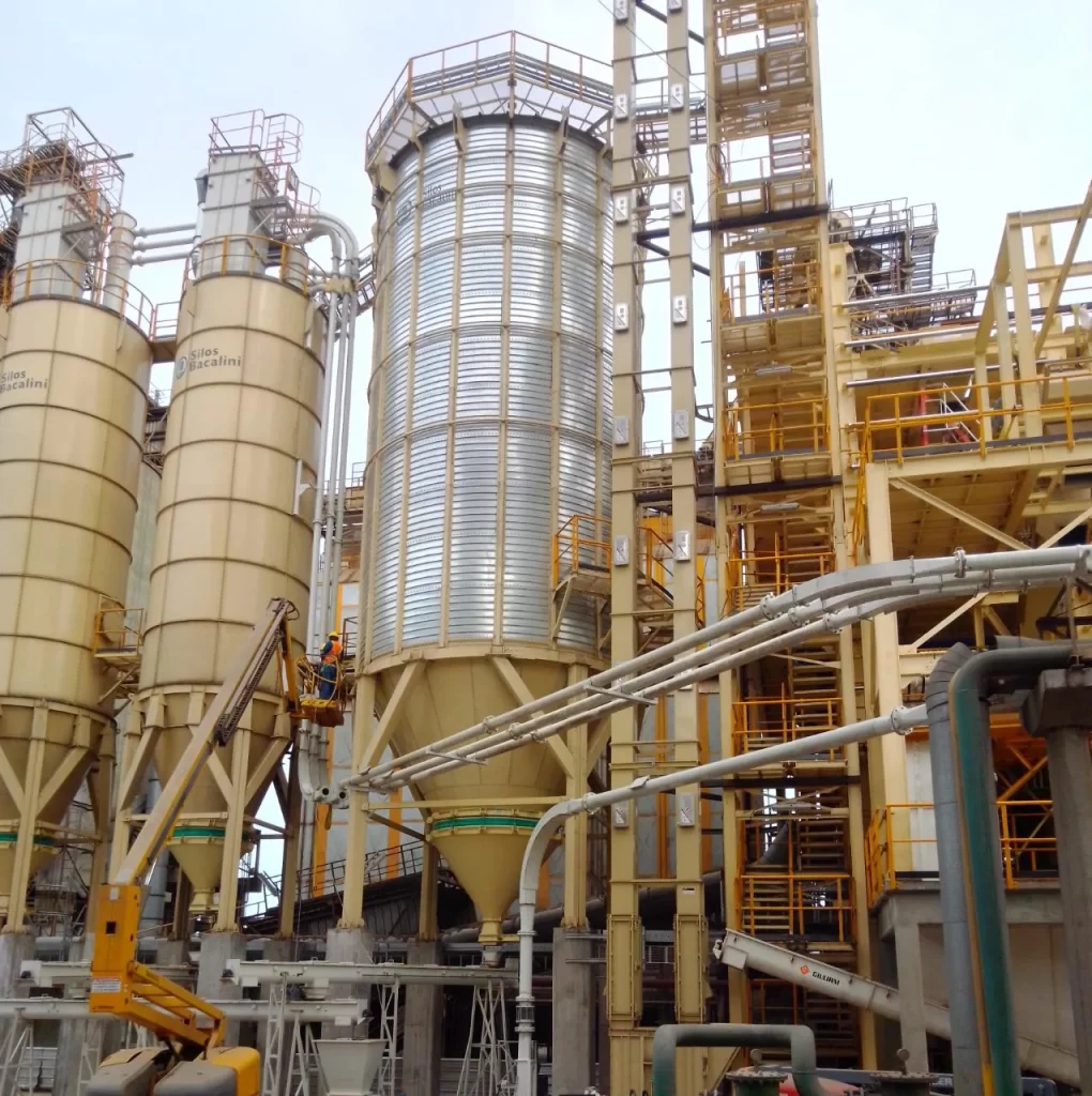 Sistema de transporte neumático industrial de Ventilar con tuberías de acero y unidad de soplado para movimiento de sólidos a gran distancia.